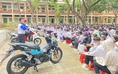 CSGT tặng quà, hướng dẫn lái xe an toàn cho học sinh ở Cần Thơ