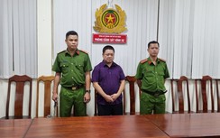 Đối tượng cầm 100.000 USD chạy án cho cựu cục trưởng đăng kiểm bị bắt