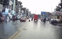 Phẫn nộ quái xế lạng lách, đánh võng đâm ngã người đi bộ rồi bỏ chạy