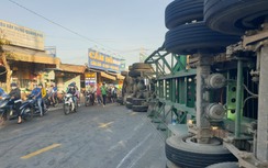 Lật xe container lúc sáng sớm ở Bình Dương, dòng phương tiện kẹt cứng nhiều giờ 