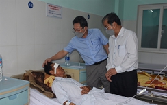 Thăm hỏi và hỗ trợ tiền cho các nạn nhân vụ xe khách va chạm ô tô tải trên đèo Lò Xo