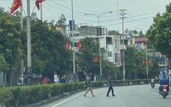 Giật mình người đi bộ vượt dải phân cách băng ngang quốc lộ