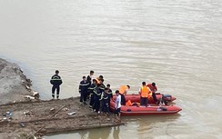 Tìm kiếm nam sinh chuyên Anh nhảy cầu, mất tích trên sông Đà