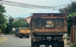 Xe chở đất có ngọn lộng hành trên tỉnh lộ 617 Quảng Nam