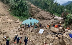 Bê từng viên đá, gỡ từng cành cây giúp nhân dân sau lũ ống ở Lào Cai