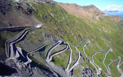 Stelvio - Tuyệt tác đường đèo nước Ý với 48 khúc cua liên tiếp