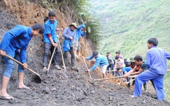 Ăn cá mắm, ngủ rừng mở đường lên xã nghèo nhất nước