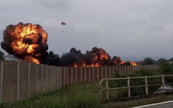 Video phi cơ quân sự rơi khi đang biểu diễn, đập vào ô tô dưới đường