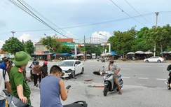 Tài xế xe máy nhập viện sau cú tông trực diện ô tô đang sang đường