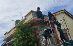 Long An: Giông lốc làm đứt dây điện, một người tử vong, nhiều nhà tốc mái