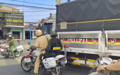 Cảnh sát rút súng truy đuổi xe tải như phim hành động