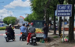 Cần Thơ: Mất an toàn từ xe tải dừng đỗ tràn lan dưới lòng đường bán hàng