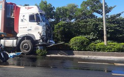 Ô tô đầu kéo đâm dải phân cách, dầu nhớt chảy tràn quốc lộ