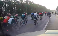 Tài xế hú vía trước đoàn xe đạp dàn hàng ngang trên đại lộ Võ Nguyên Giáp