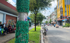 Quấn cỏ nhựa, cột điện ở TP.HCM vẫn chi chít "rao vặt"