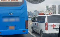 Bức xúc loạt phương tiện lấn làn khẩn cấp chặn đứng xe cứu thương