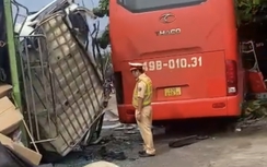 Xe tải lật ngửa, tài xế trọng thương sau va chạm với xe khách trên QL20