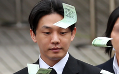 Diễn viên đình đám bị khán giả ném tiền vào mặt khi ra tòa