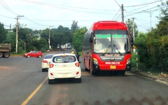 Xe khách đỗ ngược chiều khiến nhiều phương tiện phải né tránh