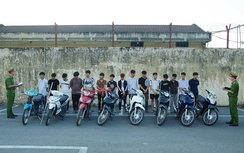 Triệu tập 15 thanh thiếu niên mang dao phóng lợn, ném vỏ chai bia vào nhà dân