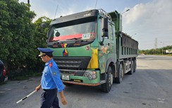 Ô tô nghi quá tải chây ì, đổ sạch đất trên thùng xe để né cân tải trọng