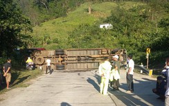 Bản tin TNGT 23/9: Xe tải mất lái lật nghiêng chắn ngang đường, một người tử vong