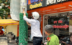 Chủ nhà trọ dán quảng cáo lên trụ điện ở TP.HCM được công an đưa đi cào bóc