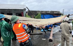 Mưa lớn, lốc xoáy ở Huế, 6 người bị thương