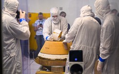 NASA vừa lấy "kho báu" vũ trụ lập tức mang vào phòng vô trùng: "Tôi đã khóc"