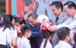Hơn 2 triệu học sinh được trao tặng mũ bảo hiểm đạt chuẩn năm học 2023 - 2024
