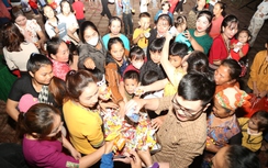 Những người làm báo xứ Nghệ mang Trung thu sớm cho trẻ em vùng sâu khó khăn