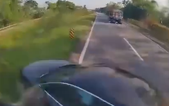 Tạt đầu vượt ẩu trên cao tốc, xe sang bị xe tải cán bẹp