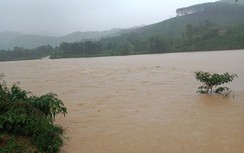 Hà Tĩnh: Đường sạt lở, chìm trong biển nước, hàng nghìn học sinh phải nghỉ học