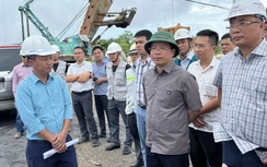 Thứ trưởng Nguyễn Duy Lâm yêu cầu nhà thầu "không chỉ nói, hứa mà phải làm"