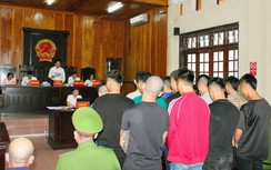 Loạt bị cáo lĩnh án vì cầm gạch ném chết người đi đường