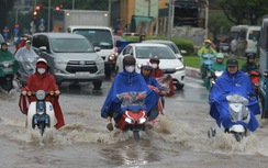 Mưa lớn kéo dài, nhiều tuyến đường Hà Nội thành sông