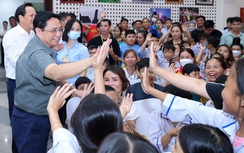 Thủ tướng vui Tết Trung thu cùng các bệnh nhi Viện Huyết học - Truyền máu TƯ