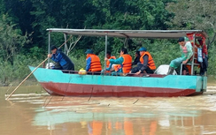 Ôm cây luồng bơi qua dòng nước lũ, chồng thoát nạn, vợ mất tích