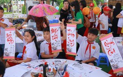 Học sinh trải nghiệm nghệ thuật dân gian trong Festival Hải Dương