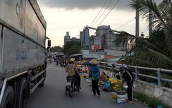 Bao giờ Cần Thơ xóa bỏ chợ cóc trên cầu, dân mua bán trước mũi xe tải?