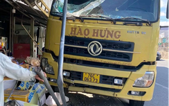 Bản tin TNGT 29/9: Xe tải bất ngờ lao lên vỉa hè, tông sập mái hiên cửa hàng tạp hoá