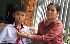 Xót cảnh bé trai mất cha mẹ cùng một ngày vì tai nạn