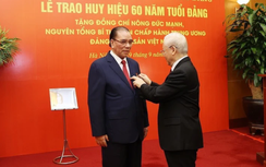 Nguyên Tổng Bí thư Nông Đức Mạnh nhận Huy hiệu 60 năm tuổi Đảng