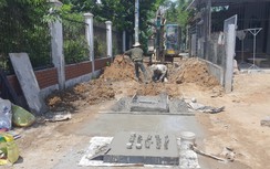Quảng Ngãi: Thi công đường không lu lèn, công nhân dùng tay đắp bê tông