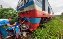 Băng qua đường sắt gần nhà ga, đôi nam nữ bị tàu tông tử vong