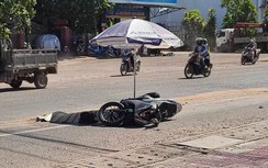 Xe máy va chạm với xe đầu kéo, người vợ tử vong thương tâm