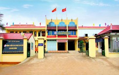 Cầm đầu dây sạc điện thoại, bé 3 tuổi ở Hà Giang bị giật cháy tay