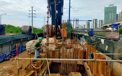 Cầu bộ hành tuyến metro số 1 thi công xuyên lễ 2/9