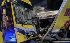 Bản tin TNGT 30/9: Khoảnh khắc kinh hoàng xe khách đấu đầu xe 16 chỗ, bốn người tử vong