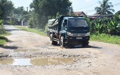 Quốc lộ 24 cũ qua Kon Tum xuống cấp, người dân nơm nớp lo tai nạn